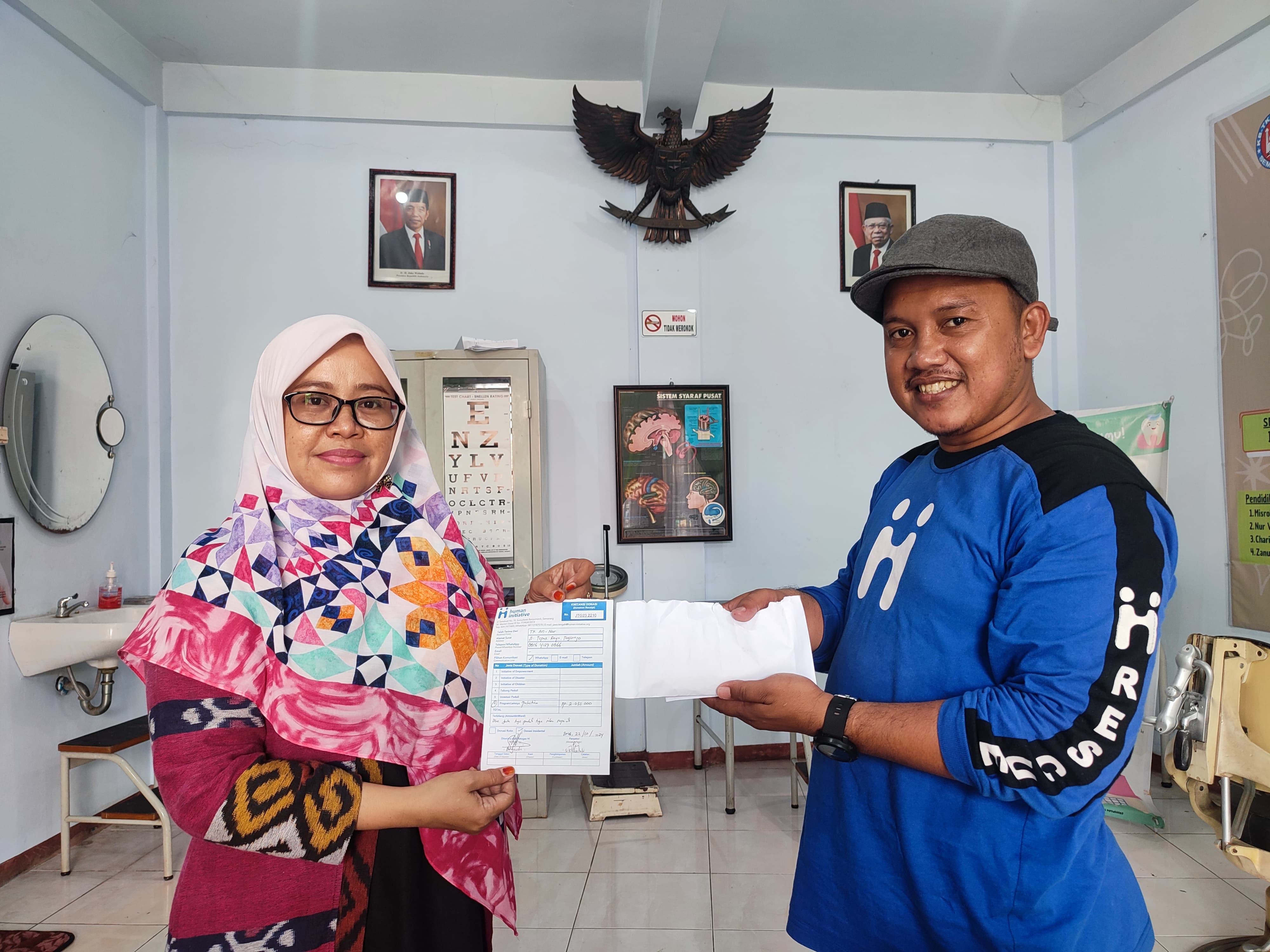 Kepala TK ANNUR Menyerahkan Donasi Palestina kepada Tim Human Initiative